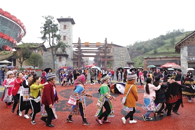 移民搬遷 鄉(xiāng)愁托起&ldquo;遷富彝寨&rdquo;--看水城縣&ldquo;野玉海&rdquo;景區(qū)千戶彝寨易地扶貧搬遷項(xiàng)目成效顯著